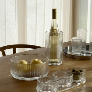 Tema med Stelton Pilastro serveringsbolle og matchende oppsett av glassvarer og frukt, perfekt for sosiale anledninger.