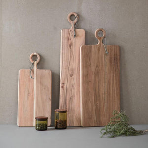 Tre skjærebrett i ulike størrelser av akasietre, ideelle for matlaging og presentasjon av retter.