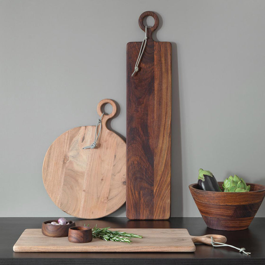Variert samling av Stuff Design Enoteca skjærebrett i forskjellige former og størrelser, laget av akasietre, dekorativ og funksjonell kjøkkeninnredning.