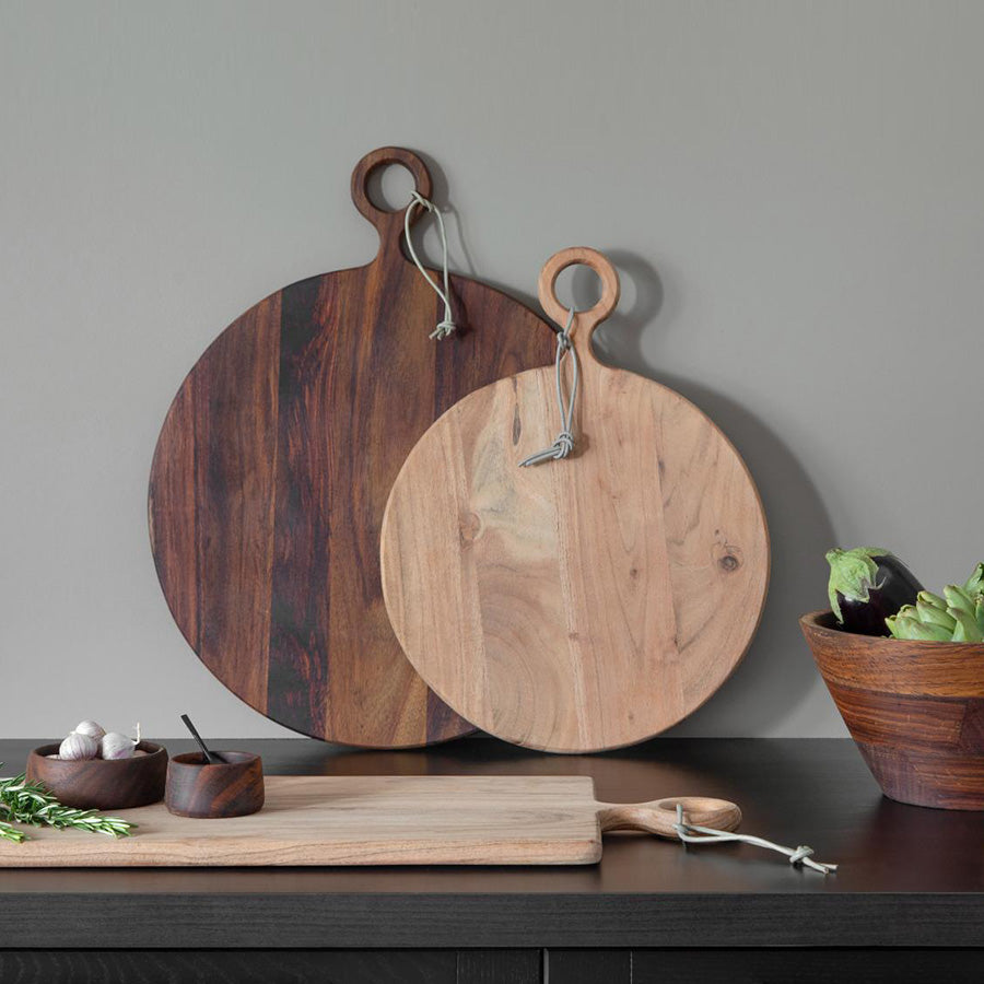 To trefjøler i varierte brune nyanser av Sheesham-tre, ideelle for presentasjon av mat og dekorasjon på kjøkken.