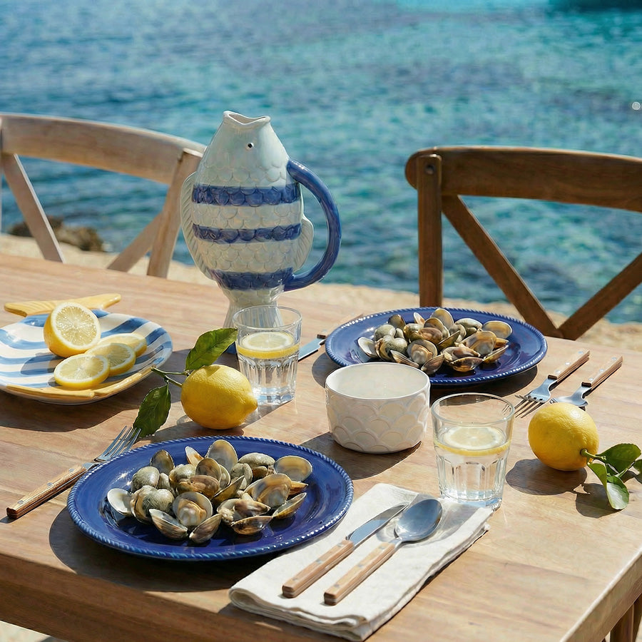 Marineblå tallerken 26,5 cm fra SEASONS Summer Collection dekket til sjømatmåltid på sommerbord