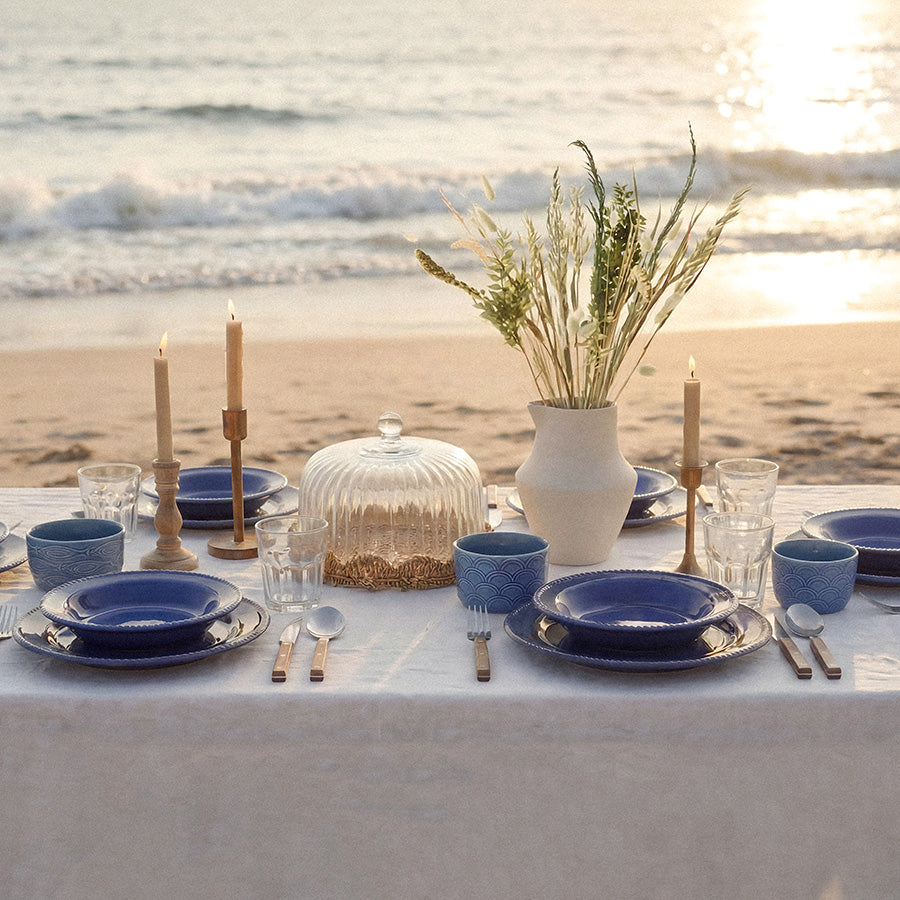 Stranddekket middagsbord med marineblå tallerken fra SEASONS Summer Collection (26,5 cm)
