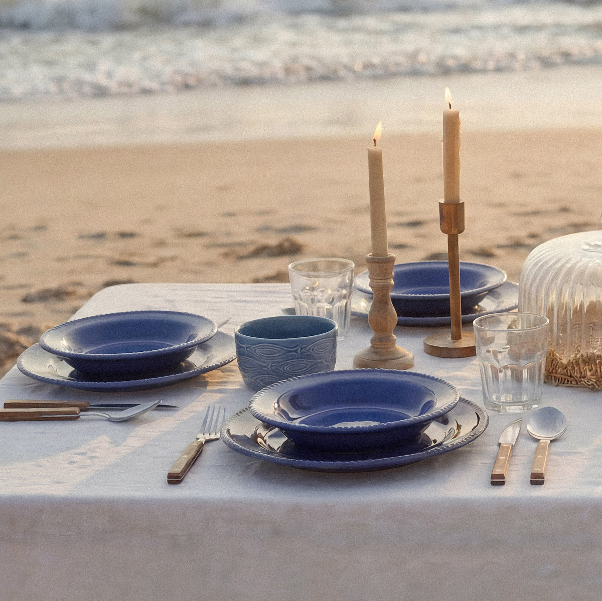 Dekk et sommerlig bord med Seasons Summer Collection dyp tallerken i marineblått porselen (dyp tallerken) 17 cm ved stranden