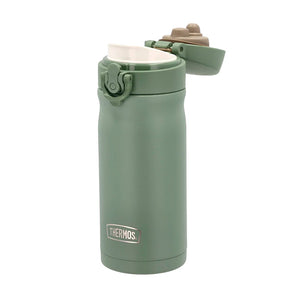 Åpen Thermos JMY termokopp i dusty green med drikkelokk, perfekt for varm og kald drikke.