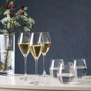 Samling av vinstokker fra HADELAND GLASSVERK med vannglass, skaper en elegant dekning til festlige anledninger.