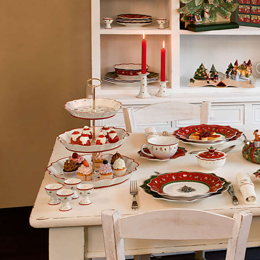 Villeroy & Boch Toys Delight etasjefat på et dekorert spisebord, omgitt av juleserviser og festlig pynt, ideelt for juleselskap.