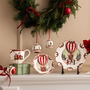 Villeroy & Boch Årets Julebjelle 2026 dekorert på juleoppsats sammen med julepynt, servise og gaveesker