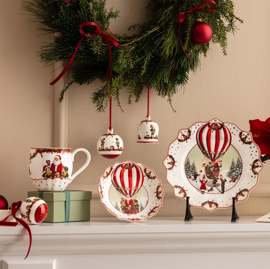 Villeroy & Boch Årets Julebjelle 2026 dekorert på juleoppsats sammen med julepynt, servise og gaveesker