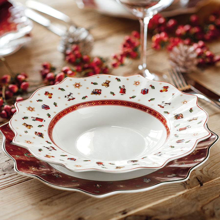 Villeroy & Boch Toy's Delight tallerkener i en festlig borddekking, med dyp tallerken på toppen og dekorative detaljer i rødt, gull og grønt.