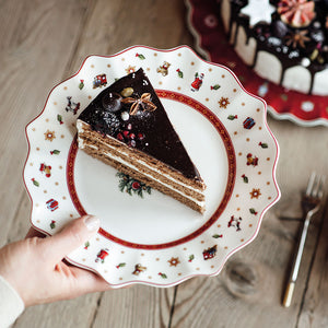 Villeroy & Boch tallerken med en delikat kake, dekorert med julemotiver, ideell for festlige anledninger.