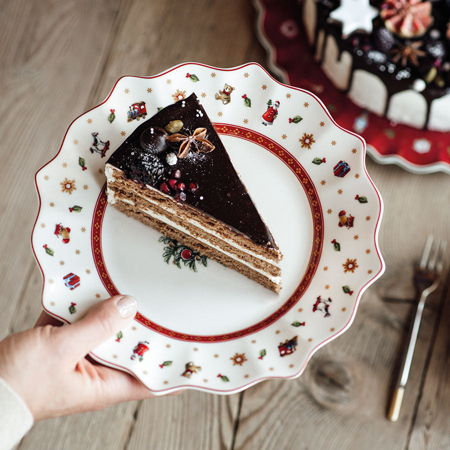 Villeroy & Boch tallerken med en delikat kake, dekorert med julemotiver, ideell for festlige anledninger.