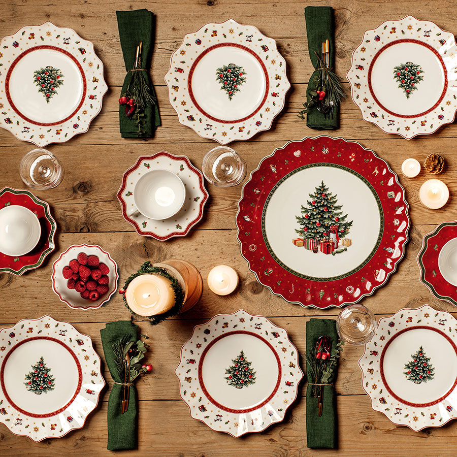 Villeroy & Boch tallerken i en juledekorert setting, med flere tallerkener og dekorasjoner, perfekt for festlige middagssammenkomster.