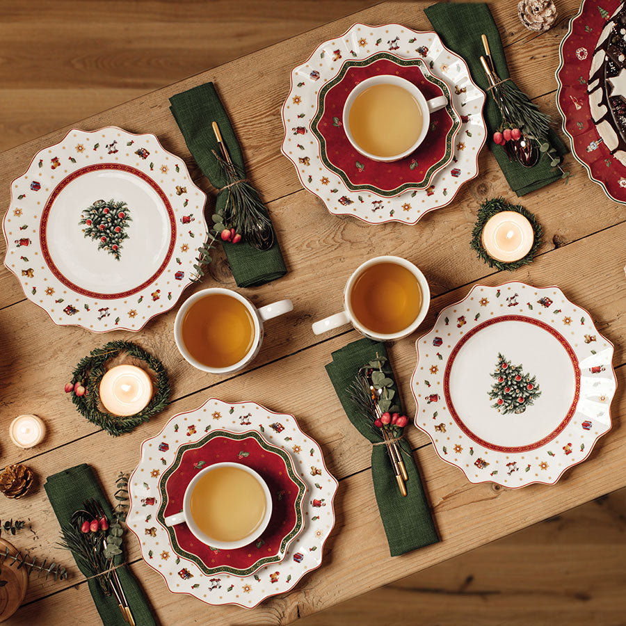 Villeroy & Boch tallerken med te-kopper og juleservise, ideell for en koselig julesammenkomst.