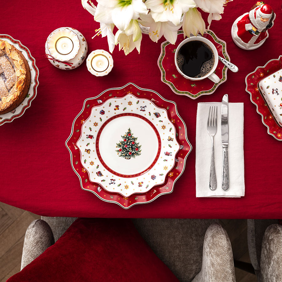 Villeroy & Boch tallerken dekket med festmat og julepynt, perfekt for et vakkert julebord.