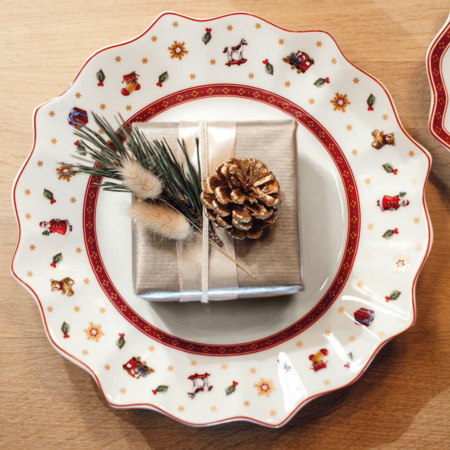 Villeroy & Boch tallerken med et innpakket gave, dekorert med julemotiver, perfekt for juledekorasjoner.