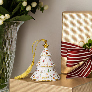 Julepynt fra Villeroy & Boch – Christmas Classics porselensjuletre 2026 dekorert med gull og plassert på innpakket gave