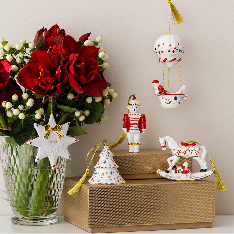Villeroy & Boch julepynt i porselen – Christmas Classics juletre 2026 sammen med eksklusive juleornamenter og blomsterdekorasjon