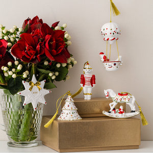 Villeroy & Boch julepynt i porselen – Christmas Classics juletre 2026 sammen med eksklusive juleornamenter og blomsterdekorasjon