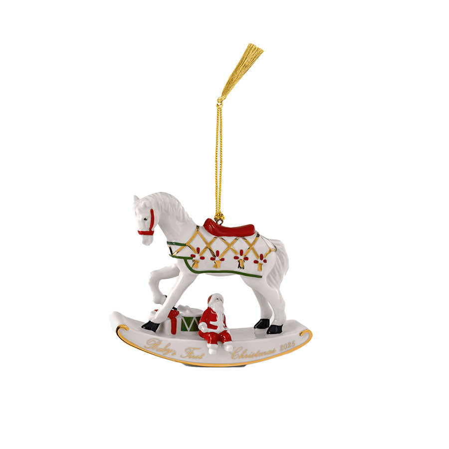 Villeroy & Boch gyngehest i porselen, julepynt med inskripsjonen 'Baby’s First Christmas 2025', perfekt til juletreet.