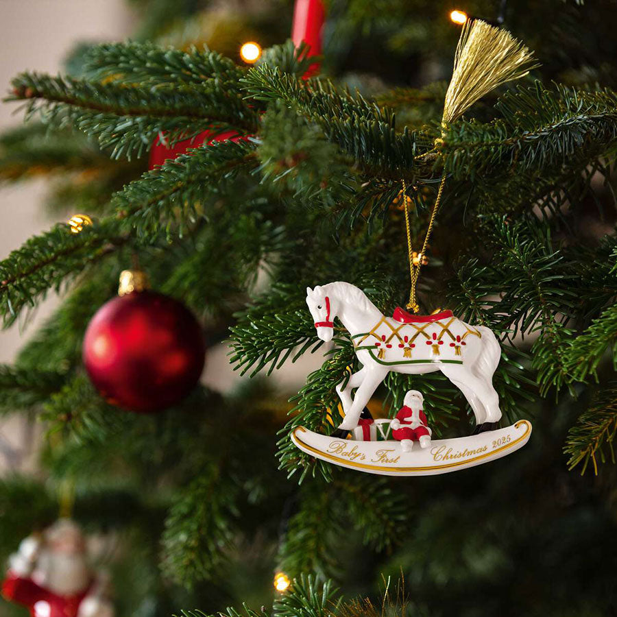 Villeroy & Boch gyngehest hengt i juletre, utsmykket med juledekorasjoner, minner om barnets første jul.