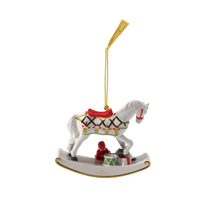 Villeroy & Boch gyngehest med røde og grønne detaljer, julepynt designet for å feire barnets første jul.