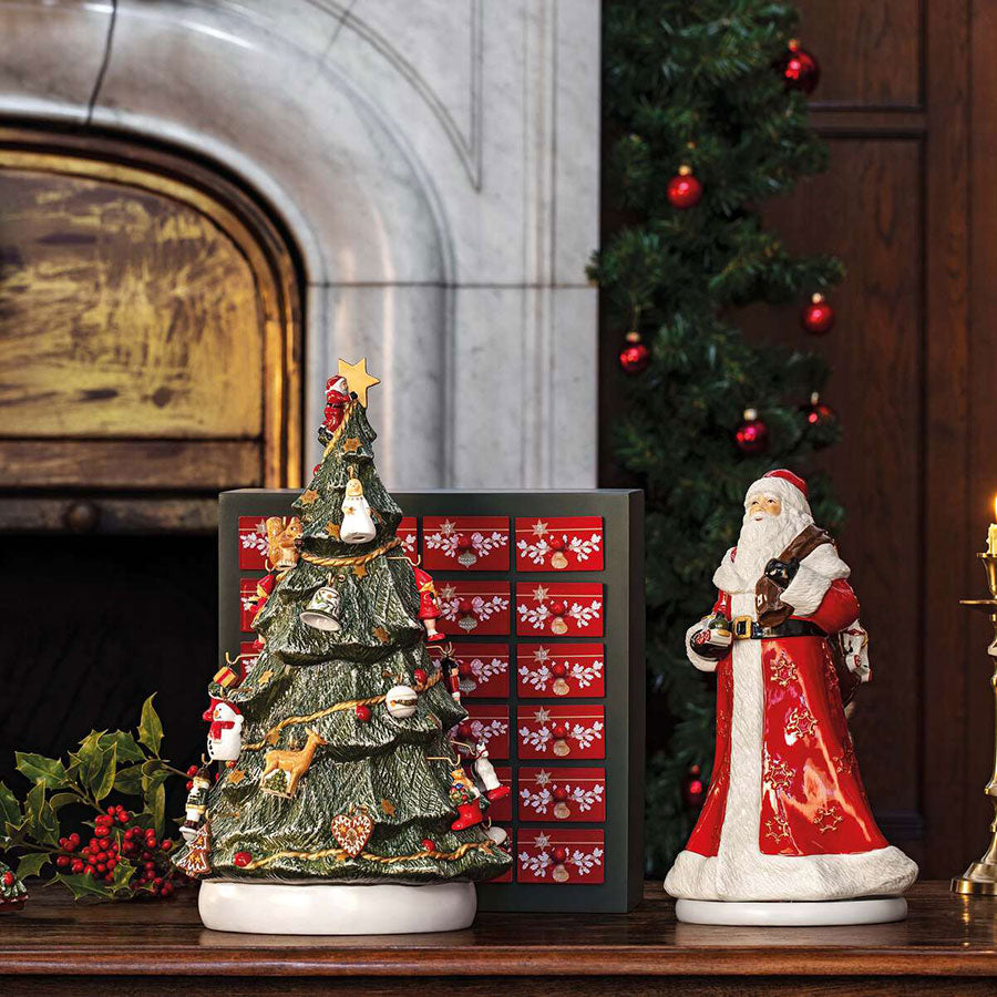 Adventskalender fra Villeroy & Boch, med dekorert juletre ved peisen, designet for å skape julemagien i desember.
