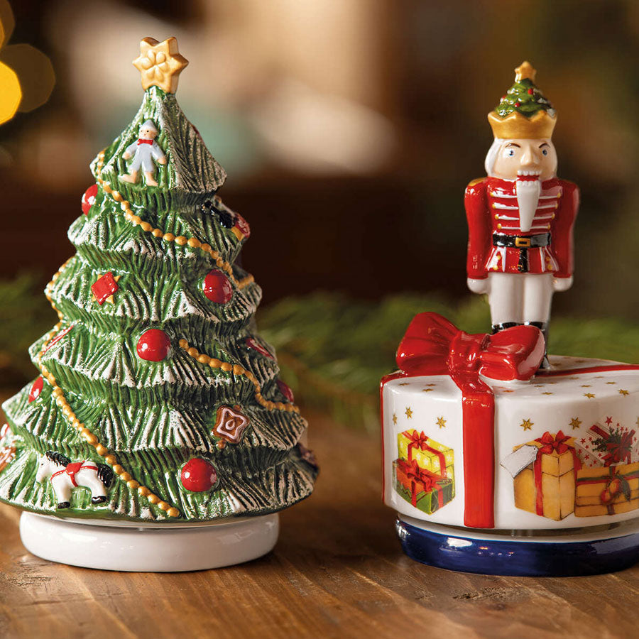 Villeroy & Boch juletre-spilledåse sammen med en klassisk figur, som gir ekstra julestemning og pynt til hjemmet.