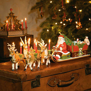 Villeroy & Boch julenisse med gaver og reinsdyr, lysende pynt i en koselig juleatmosfære.