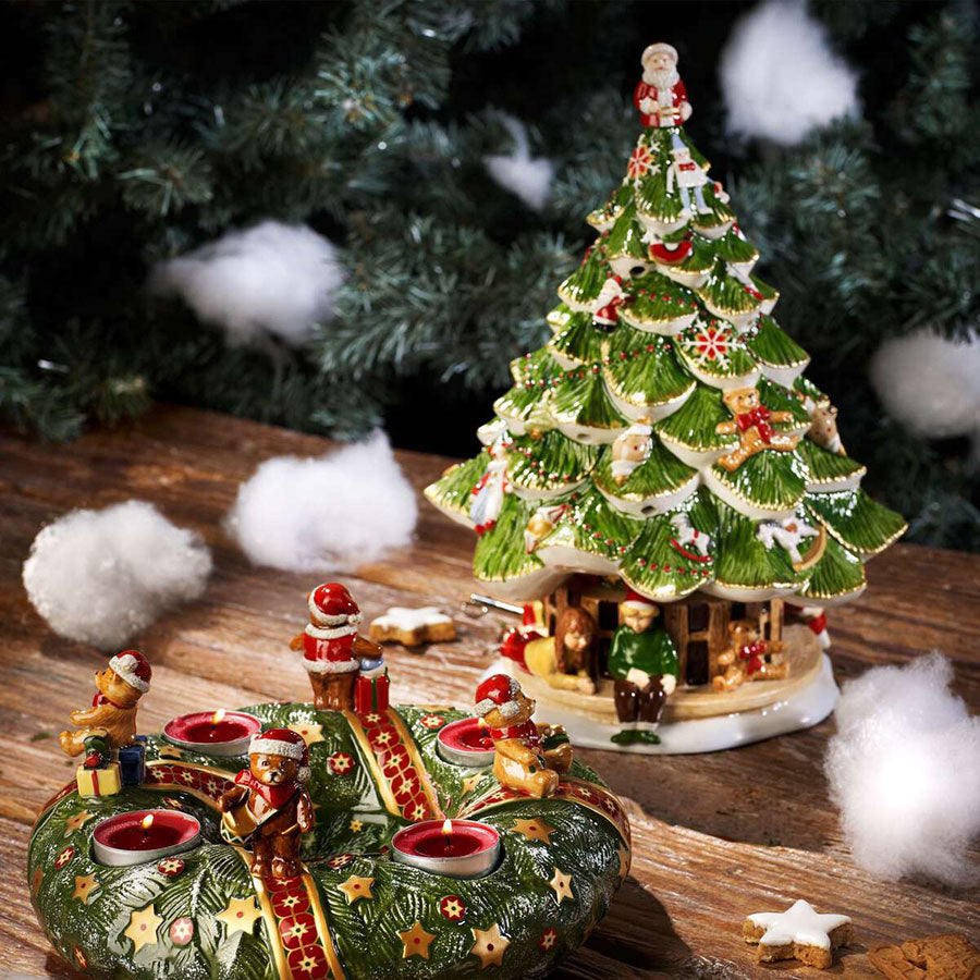 Villeroy & Boch juletre spilledåse med tilbehør, plassert på et rustikt bord med ornamenter, skaper en nostalgisk juleatmosfære.