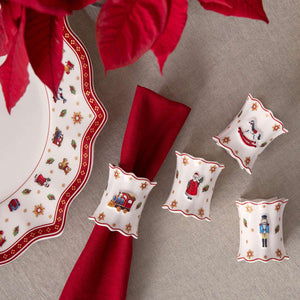 Toy's Delight serviettringer fra Villeroy & Boch med røde linservietter og nostalgiske julefigurer på festlig julebord