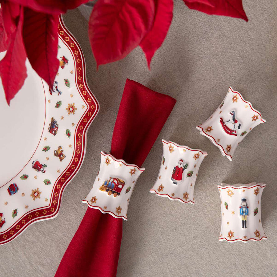 Toy's Delight serviettringer fra Villeroy & Boch med røde linservietter og nostalgiske julefigurer på festlig julebord