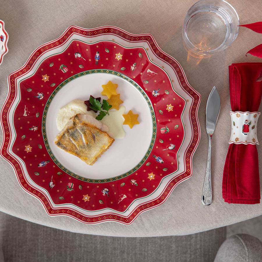 Festlig julebord med Villeroy & Boch serviettringer, rød serviett, pyntet tallerken og juleinspirert servise