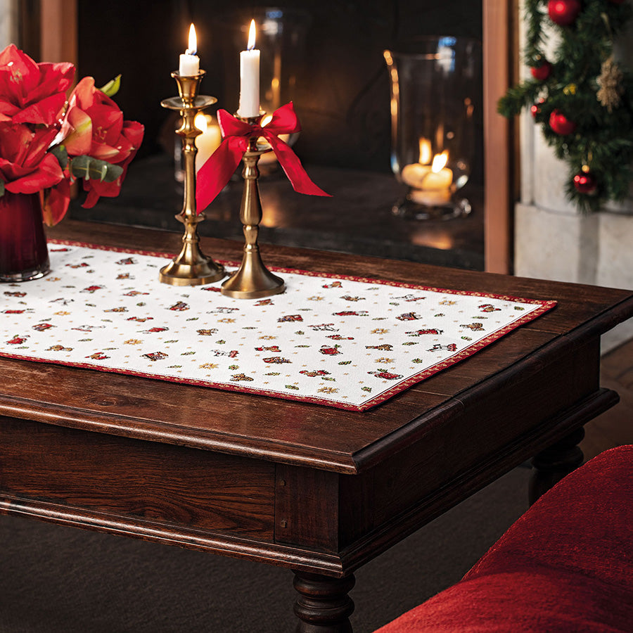 Villeroy & Boch Toy's Delight juleduk-løper dekorert på trebord med julelys, lysestaker og julepynt