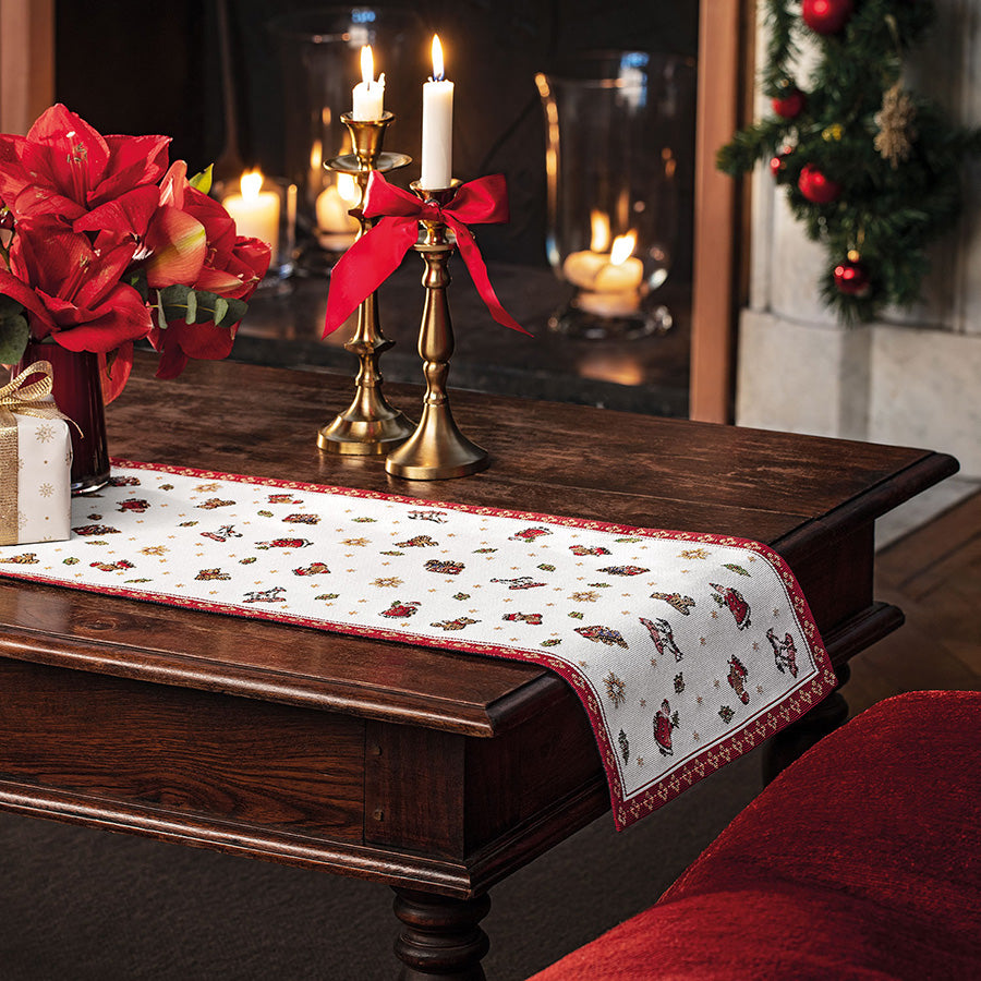 Villeroy & Boch Toy's Delight juleløper i gobelin på mørkt trebord med levende lys og julepynt