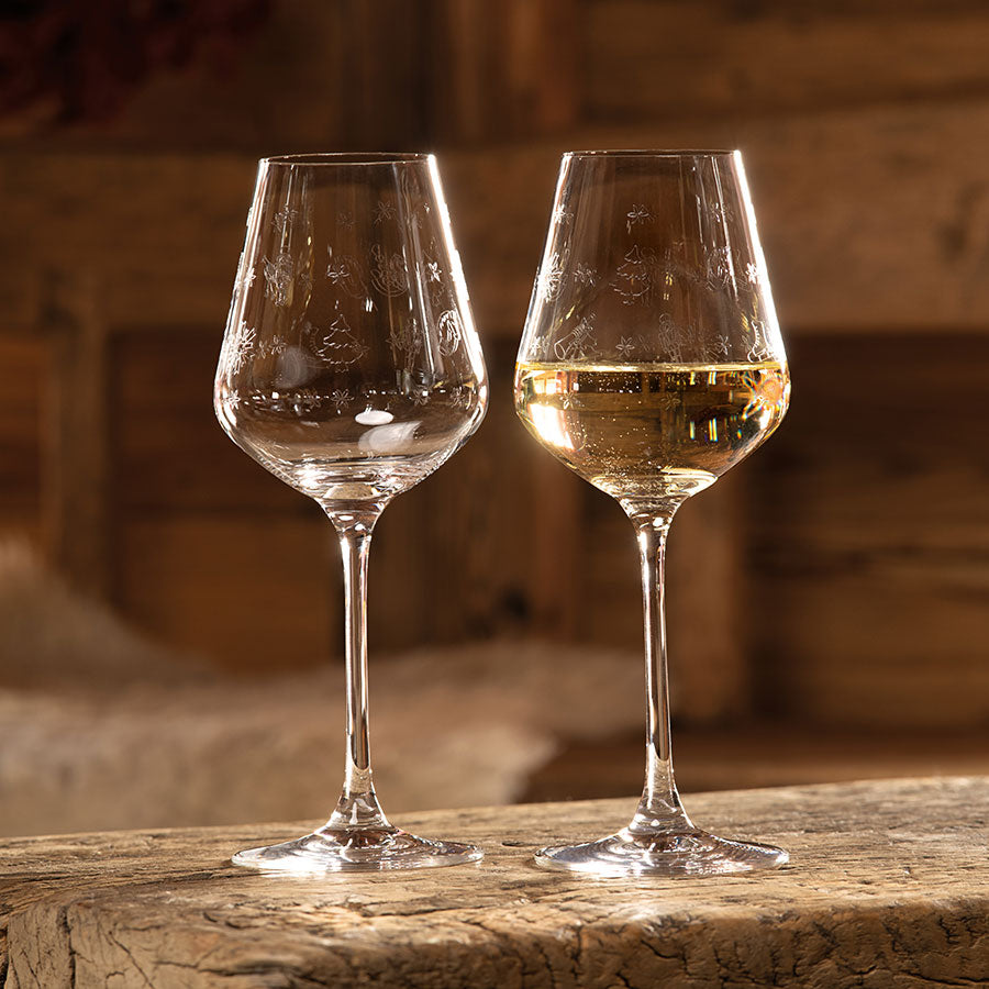 To Villeroy & Boch hvitvinsglass med hvitvin, linket til festlige juleanledninger og elegant borddekking.