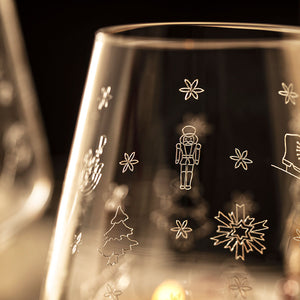 Nærbilde av Villeroy & Boch hvitvinsglass med eleganta juletre graveringer, skaper en nostalgisk atmosfære.