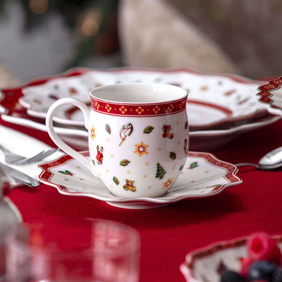 Villeroy & Boch julekopp plassert på et festpyntet bord sammen med tallerken, ideell for julens varme drikker.