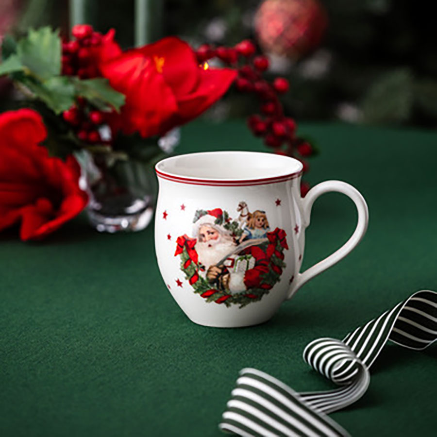 Villeroy & Boch julekopp plassert på et juledekket bord, med julenisse design, ideell for kakao og te i førjulsstemning.