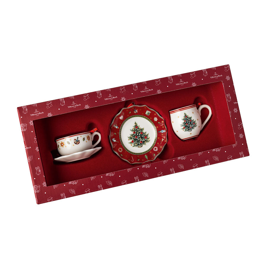 Villeroy & Boch julepynt, sett med tre porselensdekorasjoner i gaveeske, inkludert en miniatyrtallerken og to kopper med julemotiver.