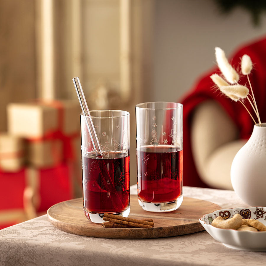 Villeroy & Boch longdrinkglass med rød drikke og juledekor, presentert sammen med en tallerken julekaker.