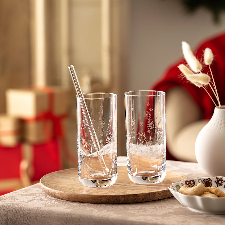 To Villeroy & Boch longdrinkglass med gjennomsiktig drikke og sugerør, perfekt for julefeiringer og elegante anledninger.
