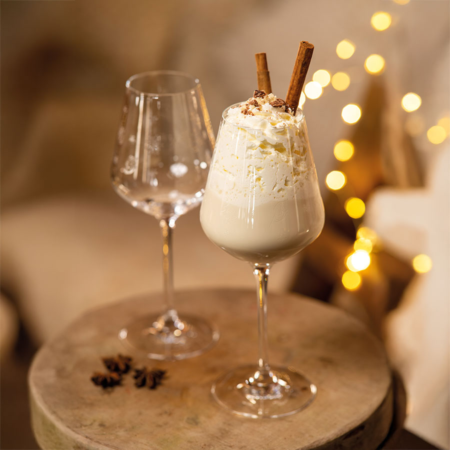 Elegant Villeroy & Boch rødvinsglass servert med dessert og pynt, ideelt for festlige anledninger.