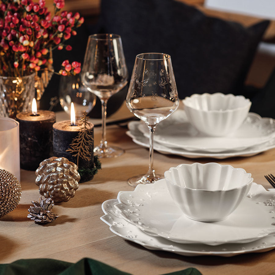 Villeroy & Boch rødvinsglass i krystall, elegant borddekorasjon med stearinlys og julepynt.