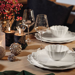 Villeroy & Boch rødvinsglass i krystall, elegant borddekorasjon med stearinlys og julepynt.