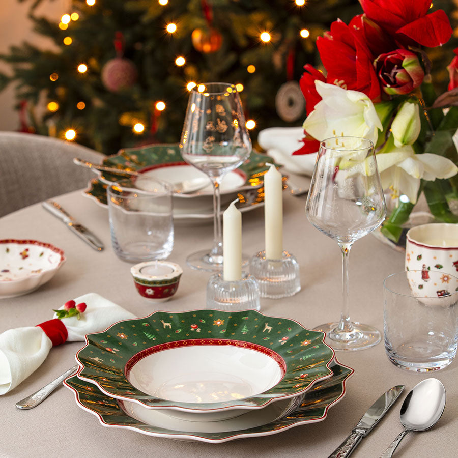 Villeroy & Boch rødvinsglass i festlig bordsetting ved juletre, ideelt for juleselskap.
