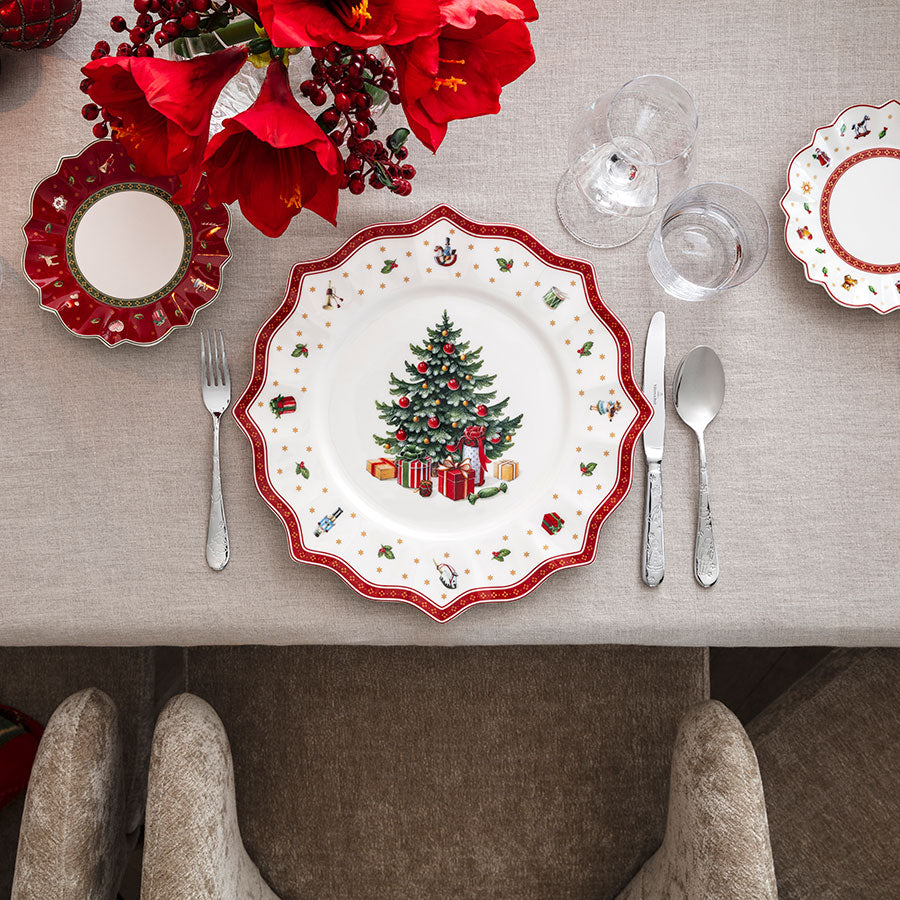 Tallerken med rødvinsglass fra Villeroy & Boch, stilfullt dekket til julefeiring.