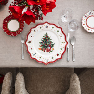 Tallerken med rødvinsglass fra Villeroy & Boch, stilfullt dekket til julefeiring.