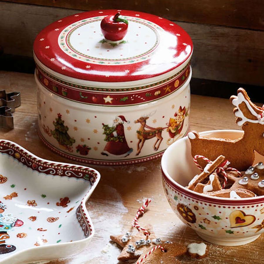 Villeroy & Boch kakeboks med julemotiv, vist sammen med pepperkaker og en juletallerken, ideell for julefeiring.