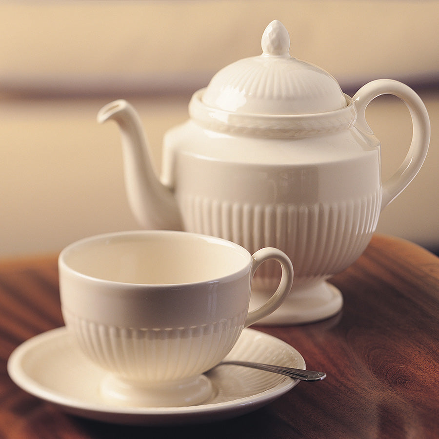 Wedgwood Edme Plain Tekanne sammen med kopp og tallerken, ideell for en stilig teopplevelse.