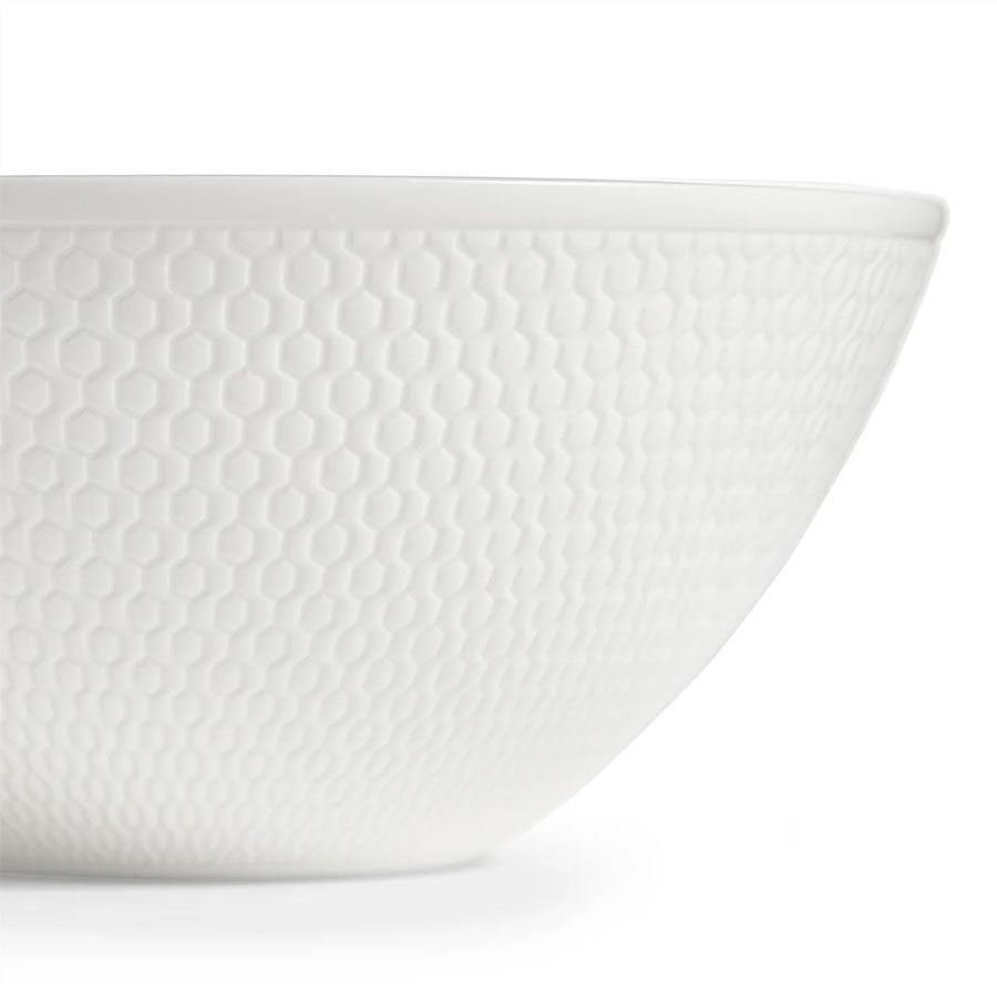 Nærbilde av en hvit skål fra Wedgwood Gio-kolleksjonen med diskret pregede detaljer, 16 cm, perfekt til servering.